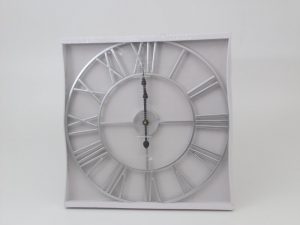Sat zidni boja srebra