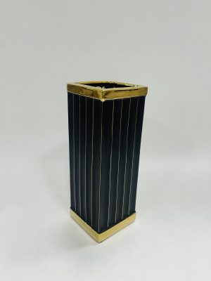 Vaza crna sa zlatnim detaljima